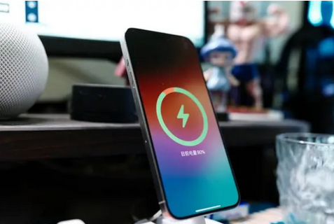冯坡镇苹果15换屏服务分享用什么充电器给iPhone15充电更好 